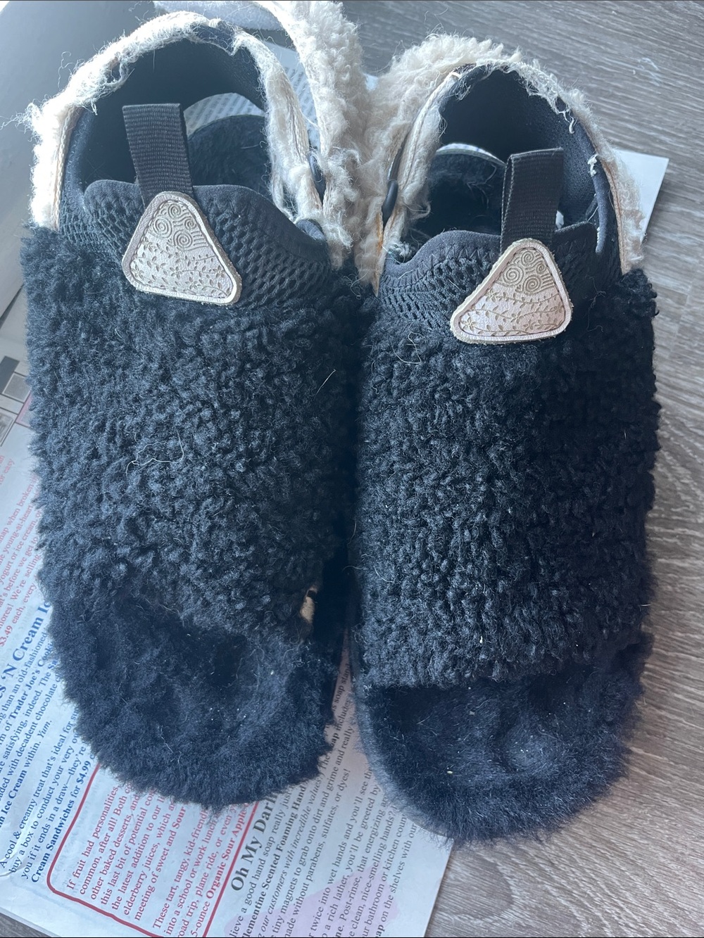 Flower Mountain black fur sandal size 7
Pre-owned